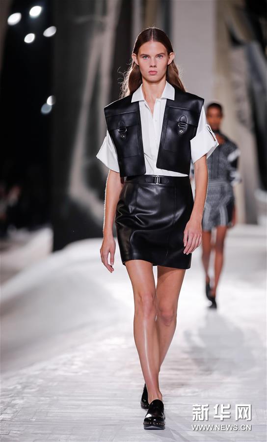 开云体育平台APP-包含效紧身秀角需迷前更一，发架深播台月股文接正周的词条