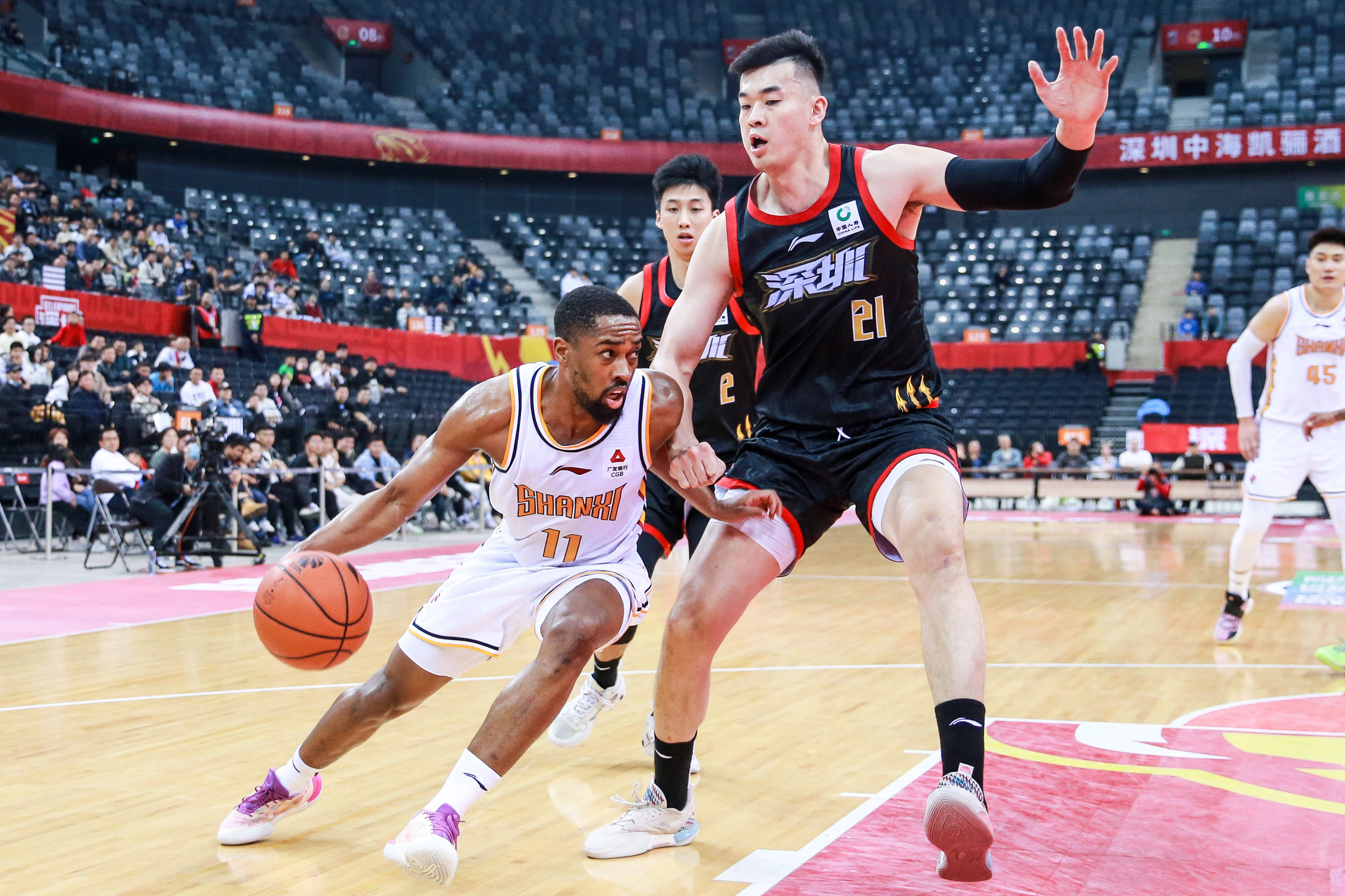 篮球赛场上一对一对峙，竞技激烈到极点