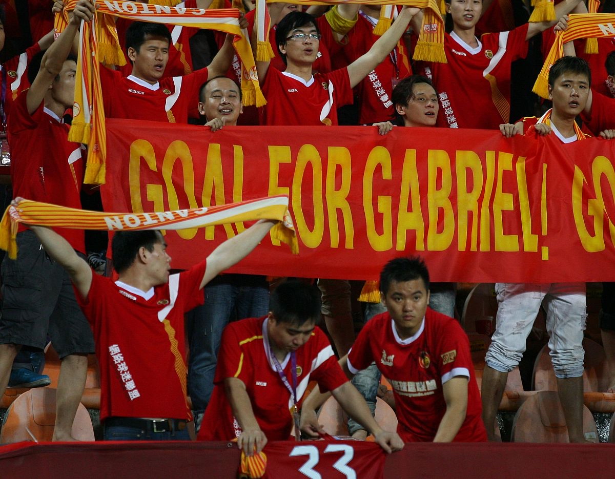 关于激烈竞争，球队团结一致，向胜利前进的信息