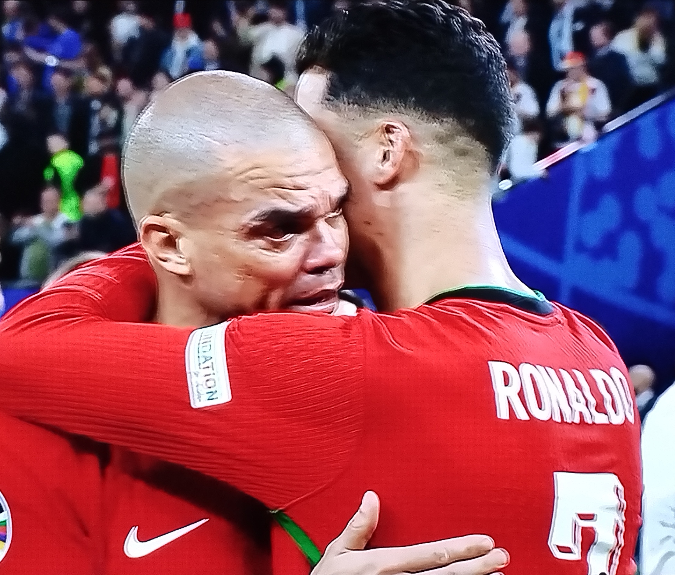 法国足球联赛顶尖对决，球迷热情高涨的简单介绍