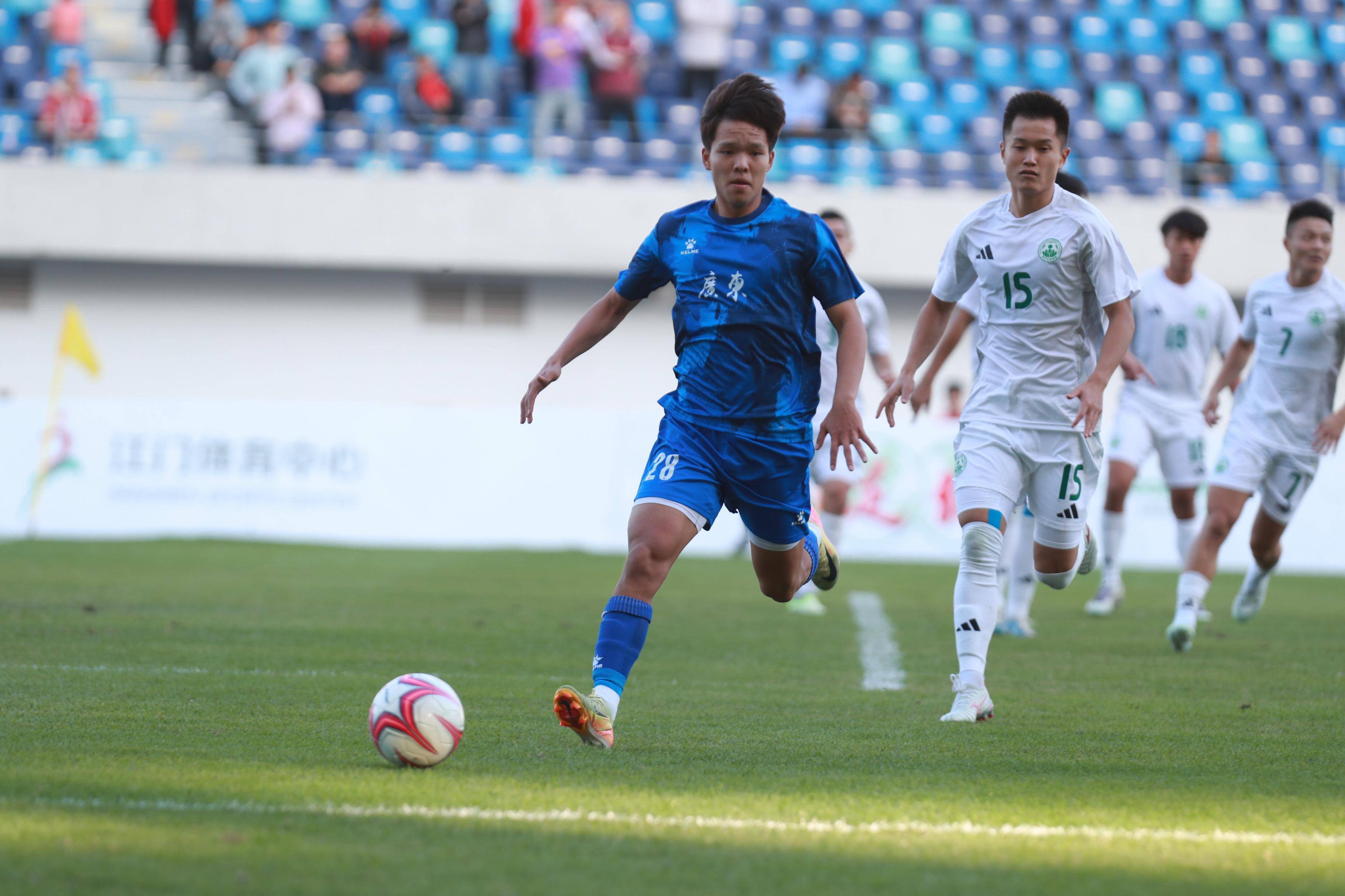 广东队在主场对阵深圳队，取得激烈胜利