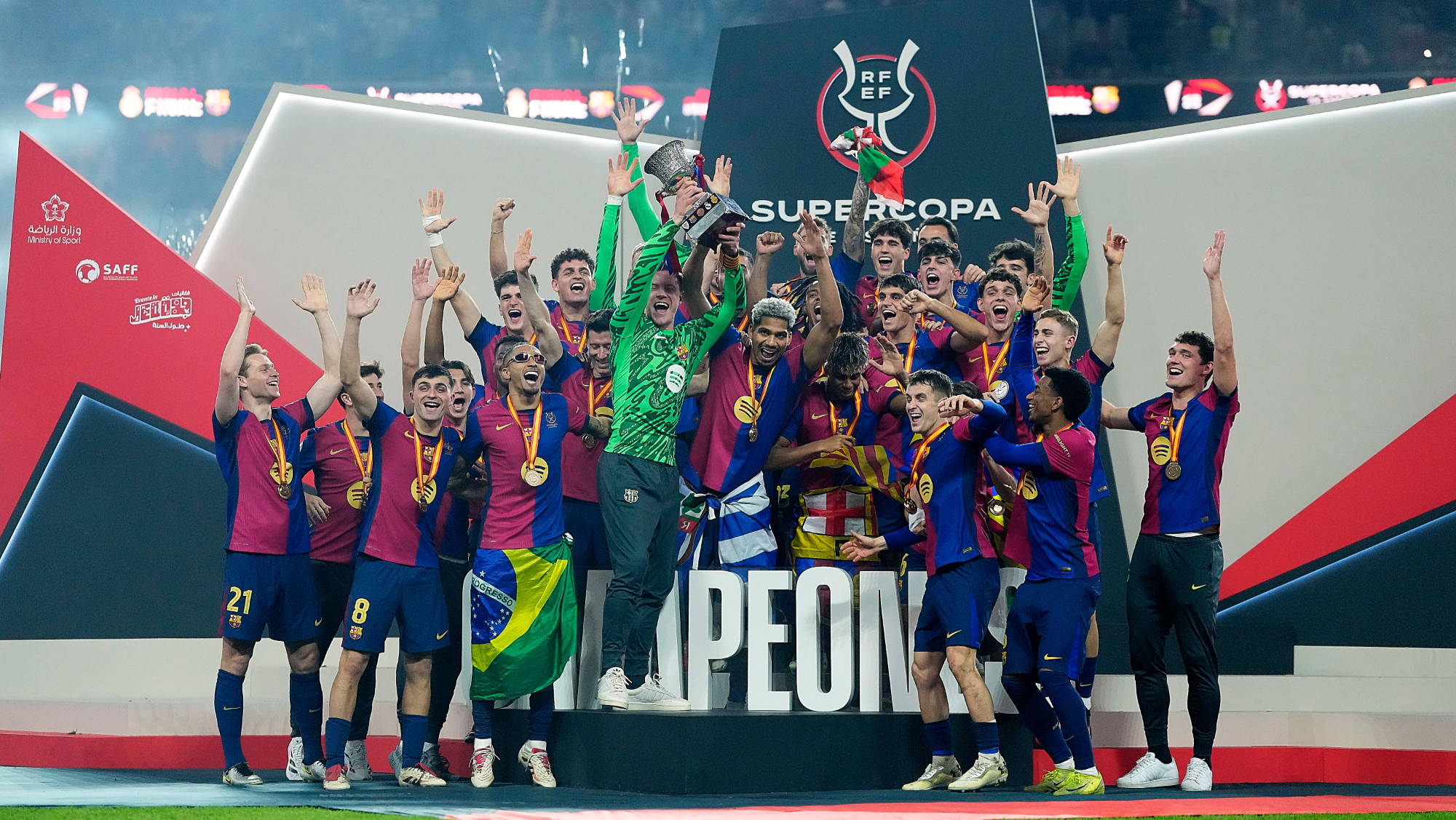 包含西班牙球队一举击败对手，晋级下一轮的词条