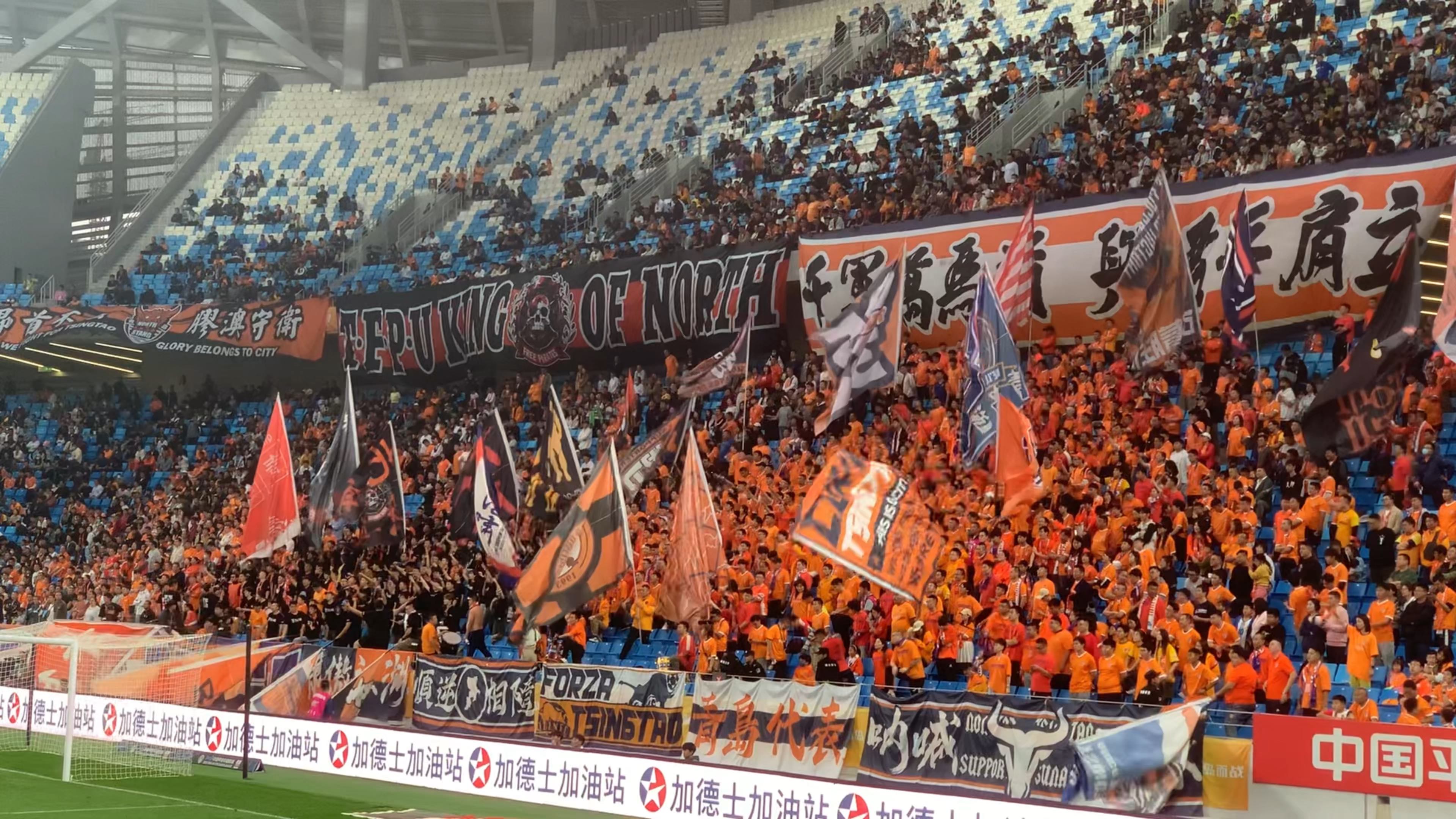 主队球迷热情高涨，为球队助威不断