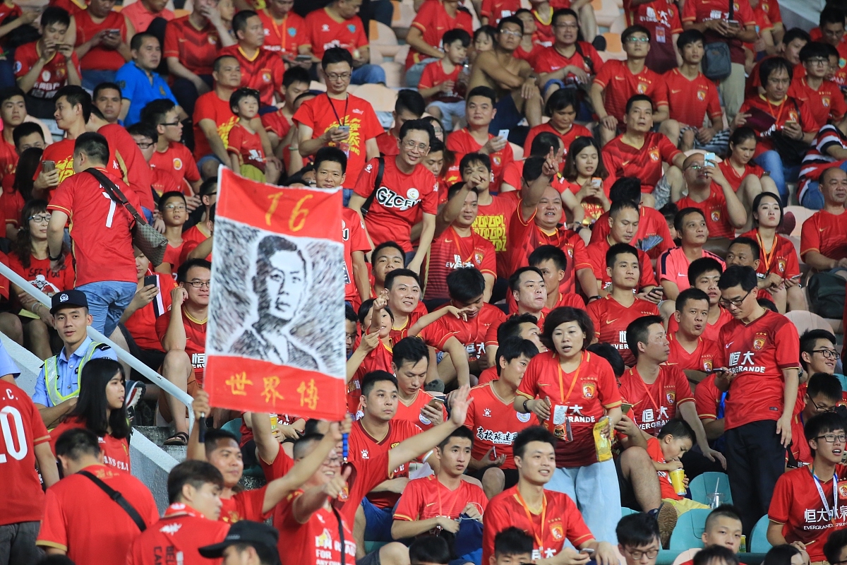 开云体育官方网站-比赛打响，球员们的热血拼搏震撼全场观众