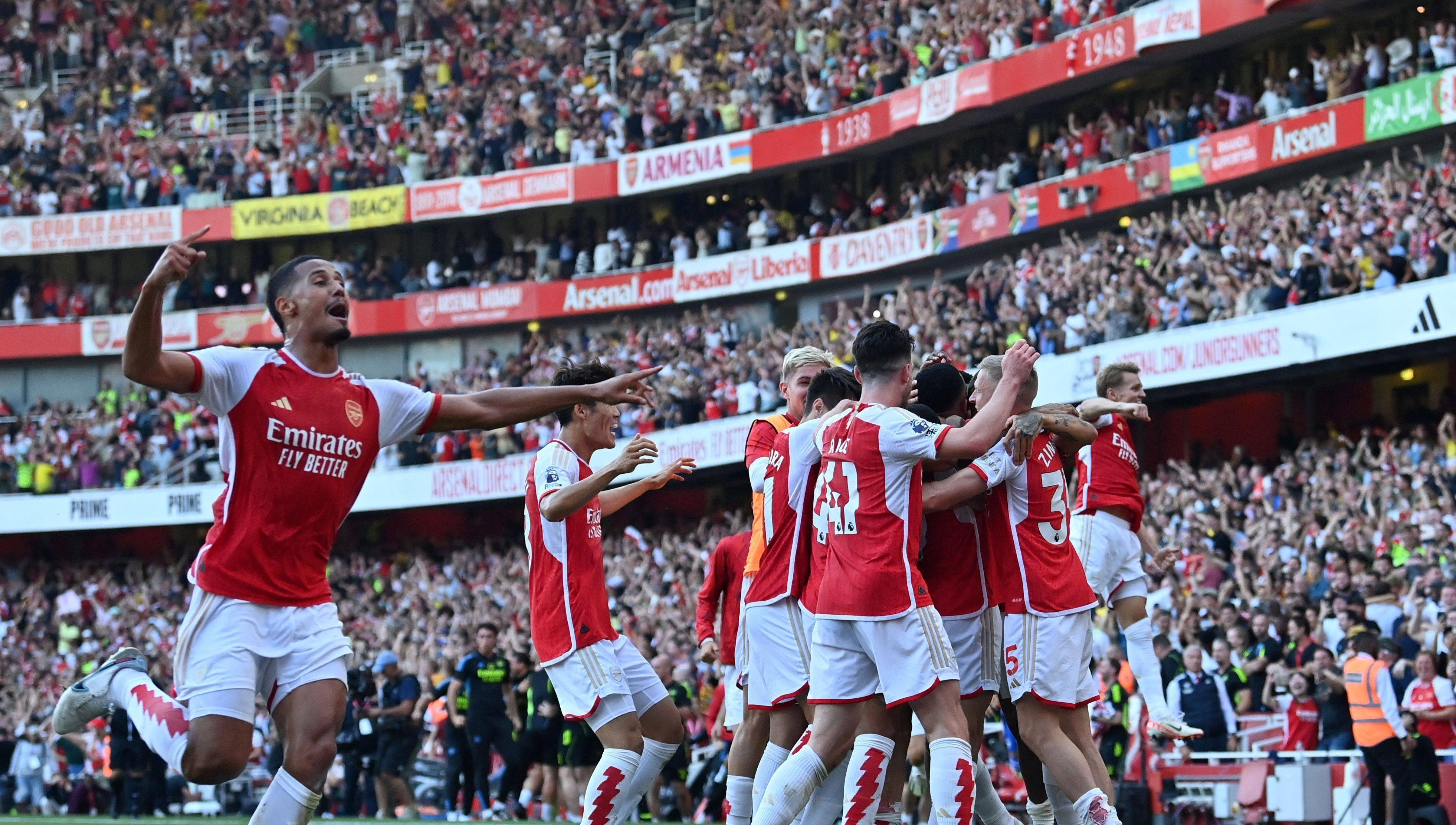 曼城客场憋赢斯托克城，-领跑英超积分榜