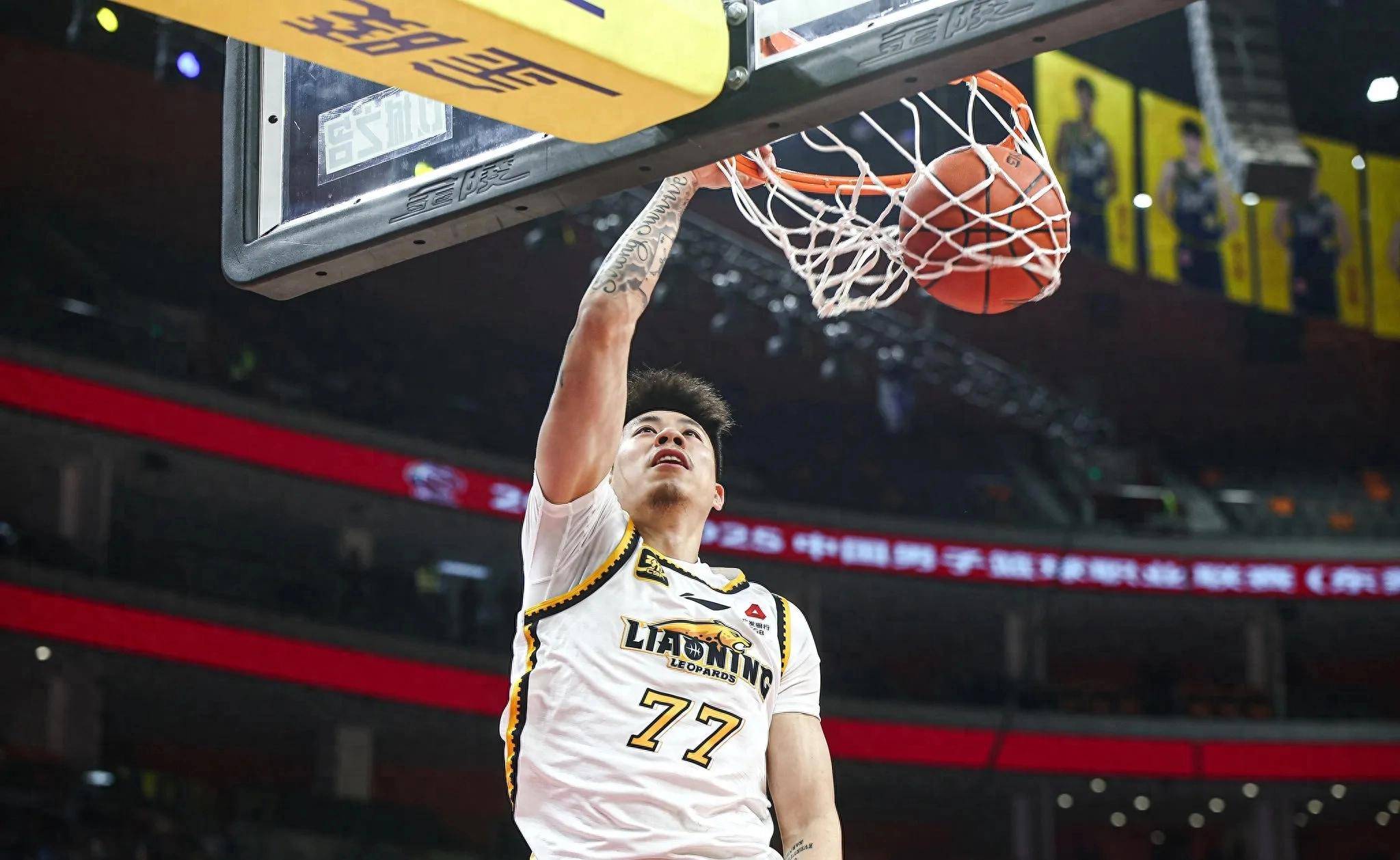 星级球员在最新一场比赛中展示出色表现