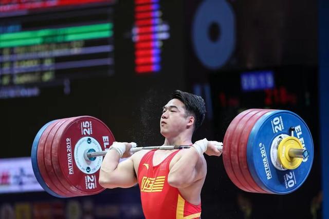 举重选手突破自我，实现逆袭