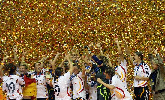 尼斯队球员团结合作，向胜利发起冲击的简单介绍