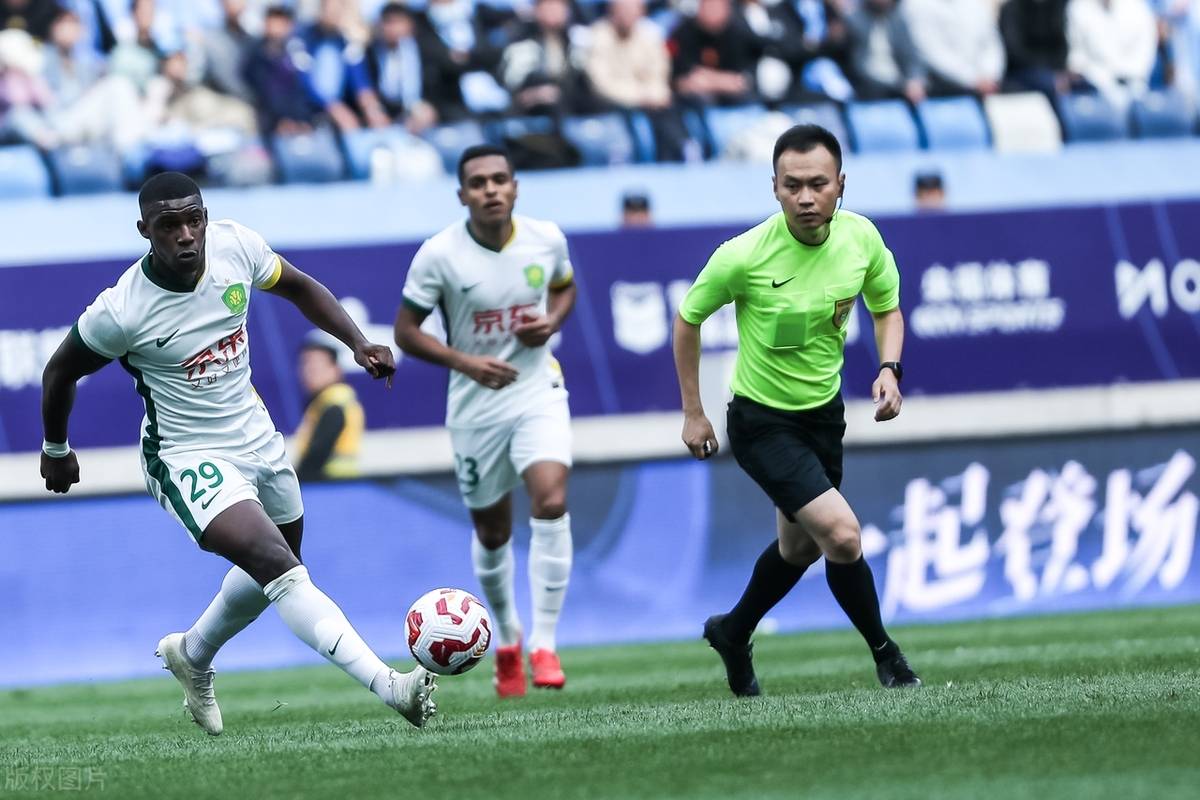 球队抵达比赛地点，士气高昂