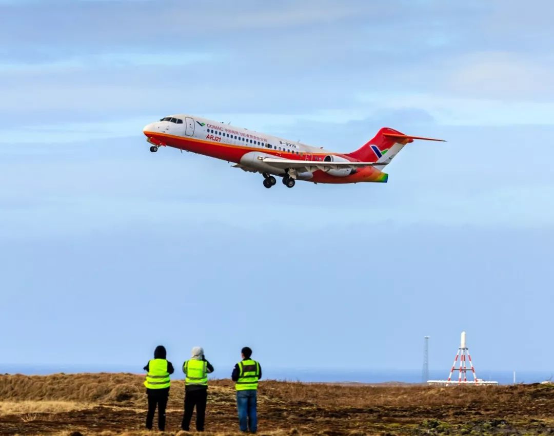 冰岛选手刷新数据摘得举重金牌