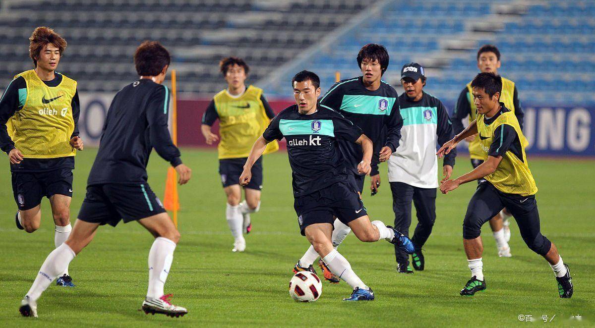 亚冠比赛精彩不断，球迷狂热欢呼