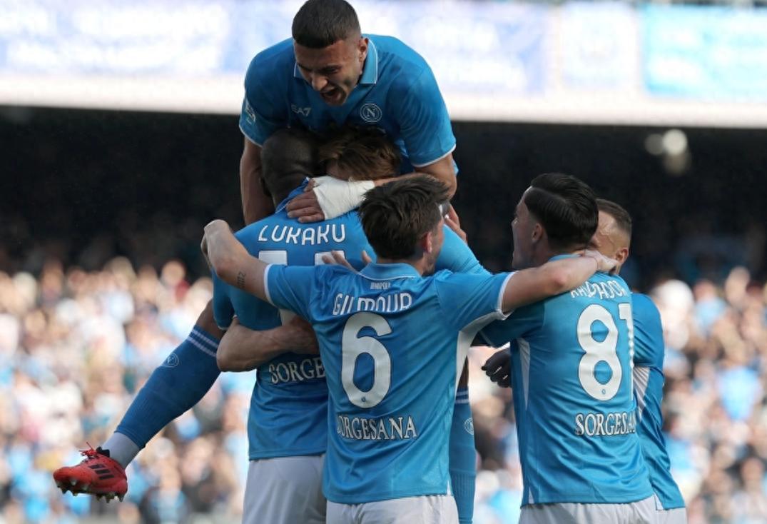 开云体育中国-两支队伍将在足球场上展开一场激烈争夺