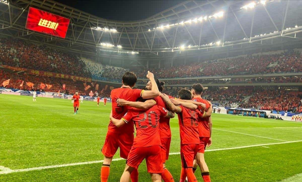 两支队伍将在足球场上展开一场激烈争夺