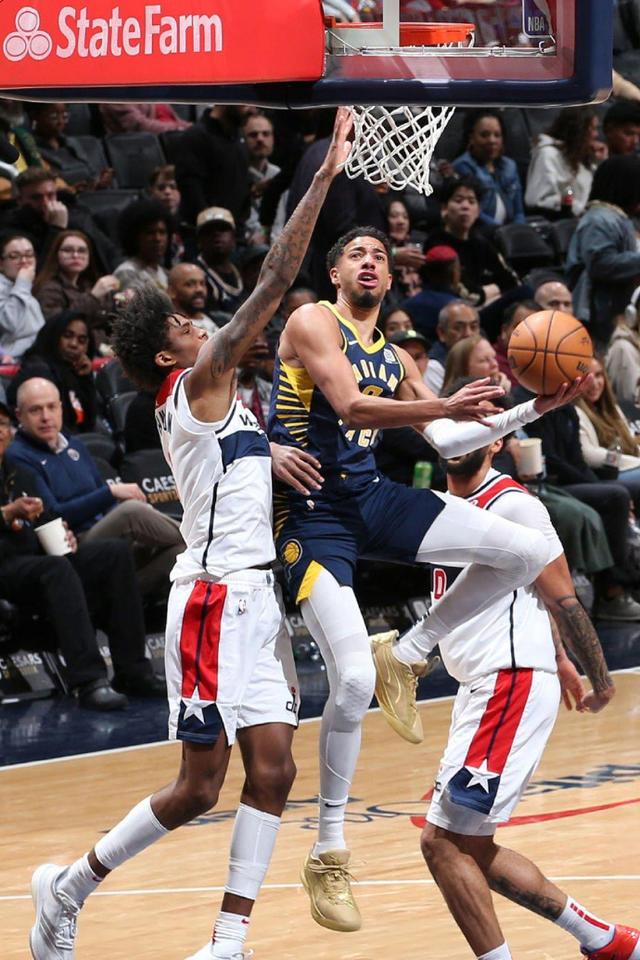 包含步行者队在关键时刻逆转开拓者队，展现实力的词条