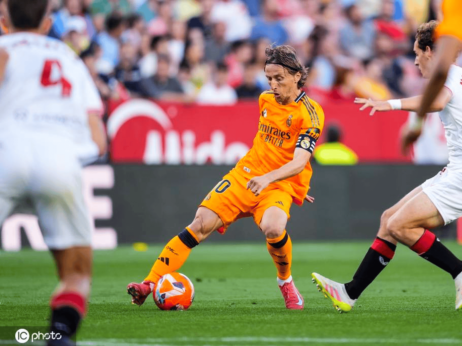 开云体育官网-塞维利亚客场压哨进球，逆转胜出