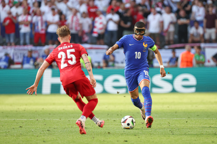 法国大比分胜出，豪取小组头名晋级淘汰赛