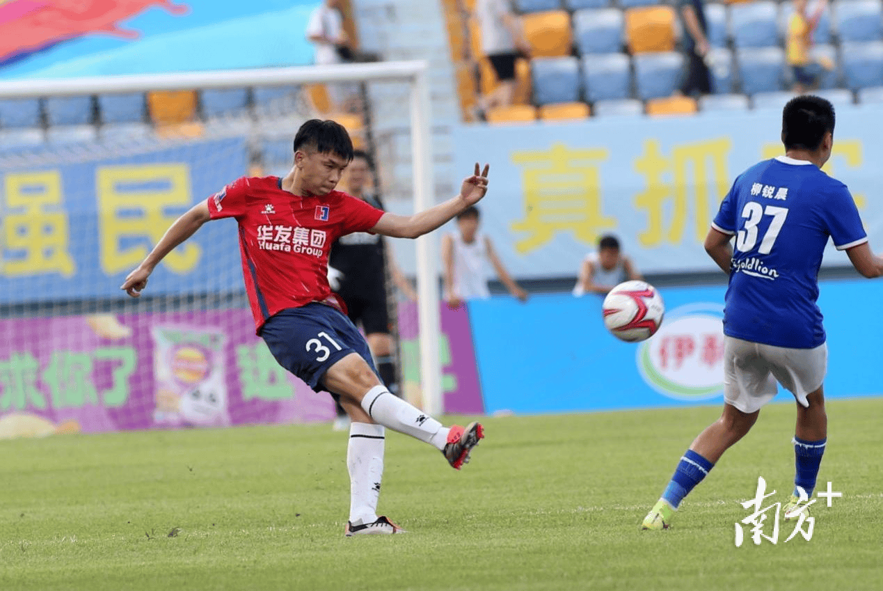 足球比赛现场气氛火爆，球迷激情高涨