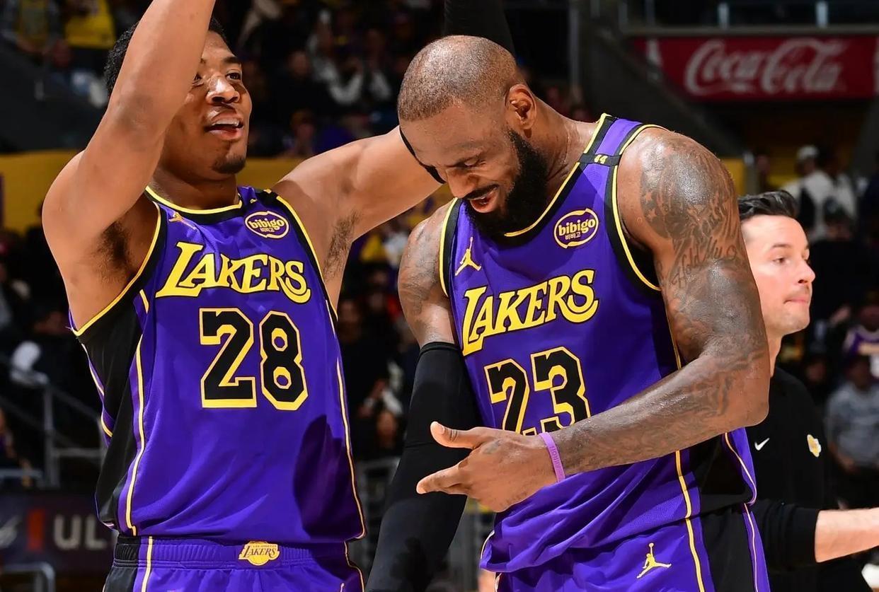 詹姆斯带领湖人大胜勇士，再次展现统治力