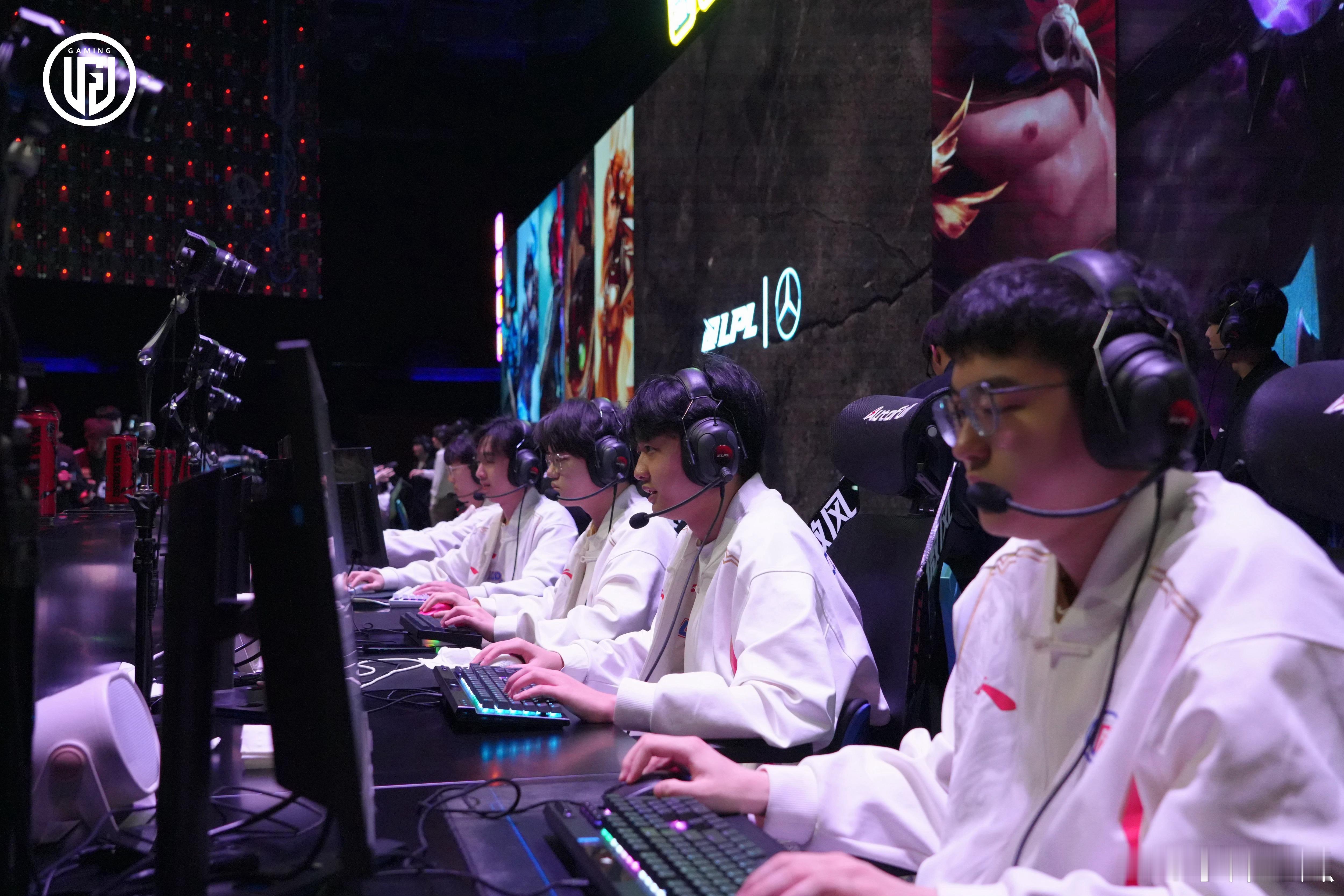 LGD翻盘WBG，ShowMaker线上压制力十足顶尖较量小组赛，让粉丝疯狂欢呼