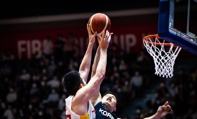 开云体育官网-比赛中球员个人能力发挥，长短传有序串联进攻