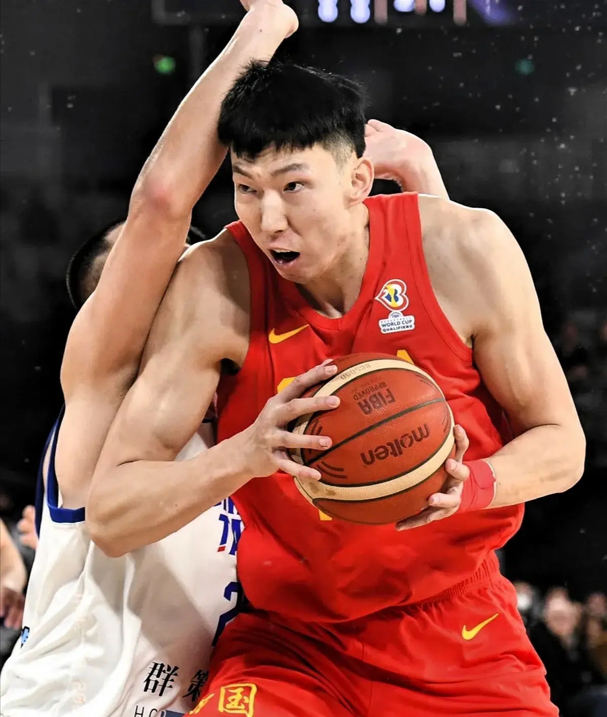 比赛中球员个人能力发挥，长短传有序串联进攻