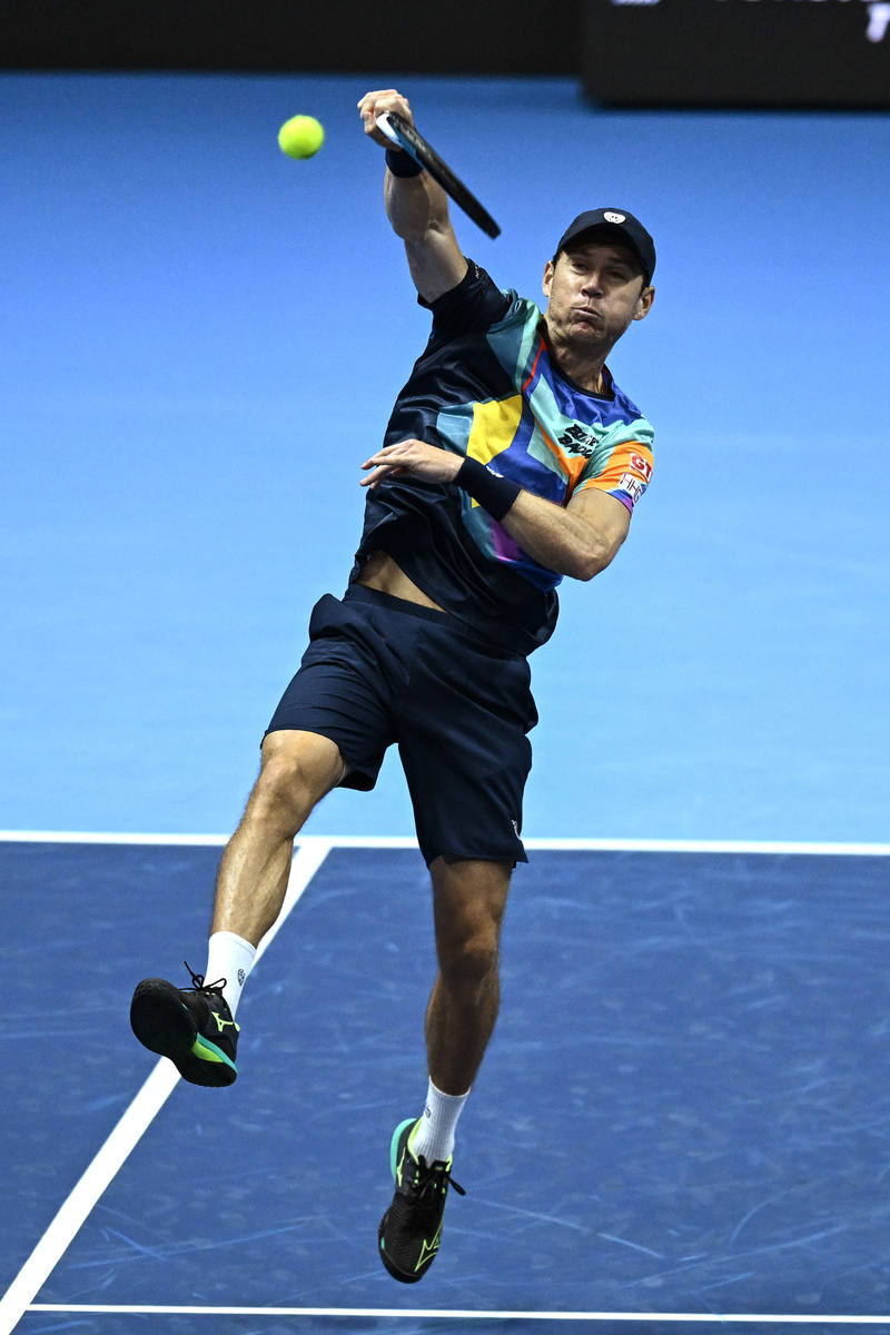 开云体育平台APP-网球公开赛四强战激烈展开，西班牙选手夺魁冠军的简单介绍