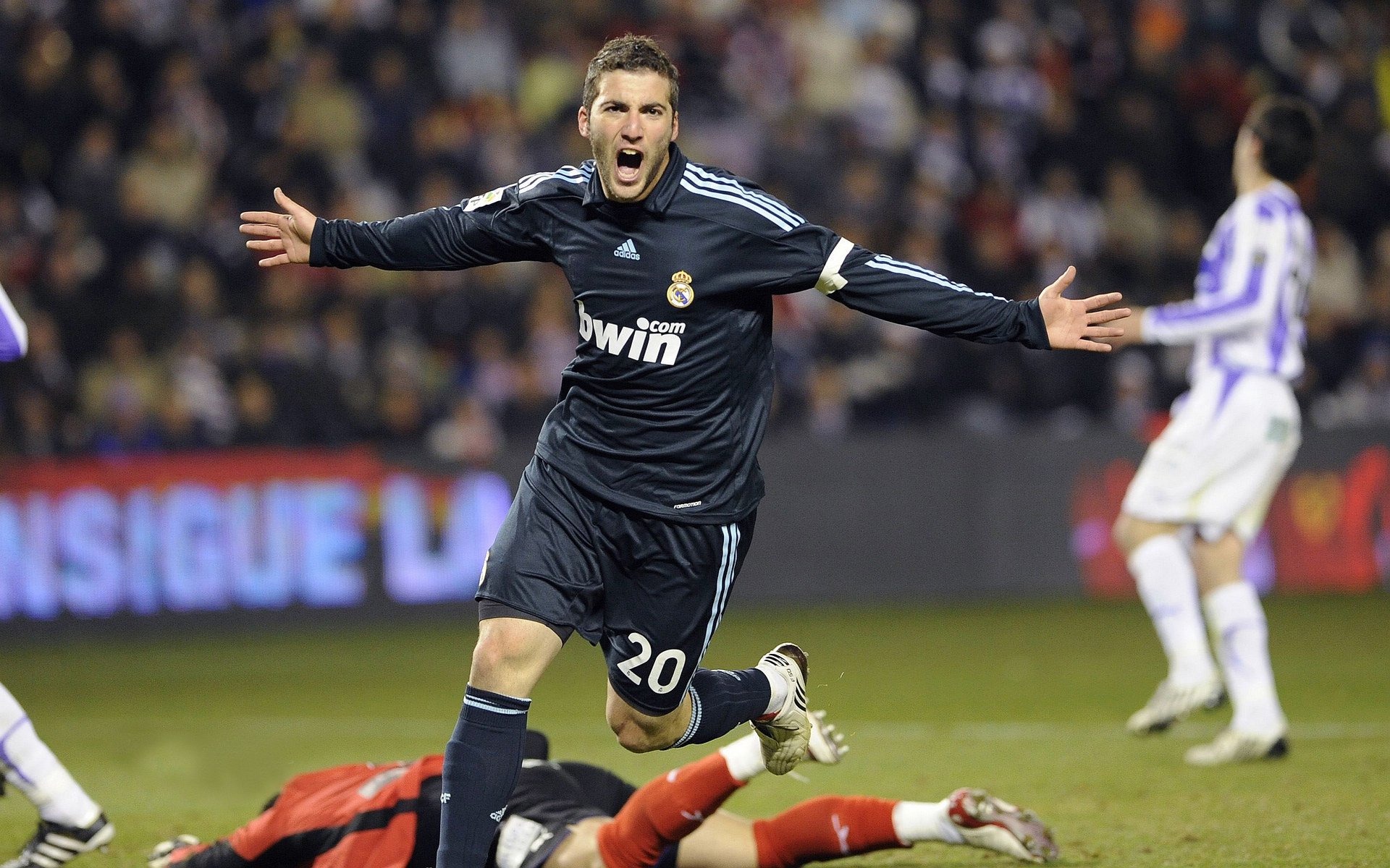 开云体育入口-欧冠淘汰赛焦点战，雄鹿强势晋级，老鹰遗憾出局